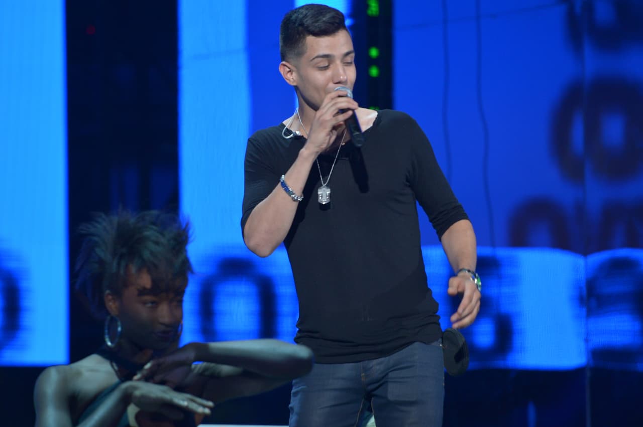 EL cantante se dejó ver muy contento.