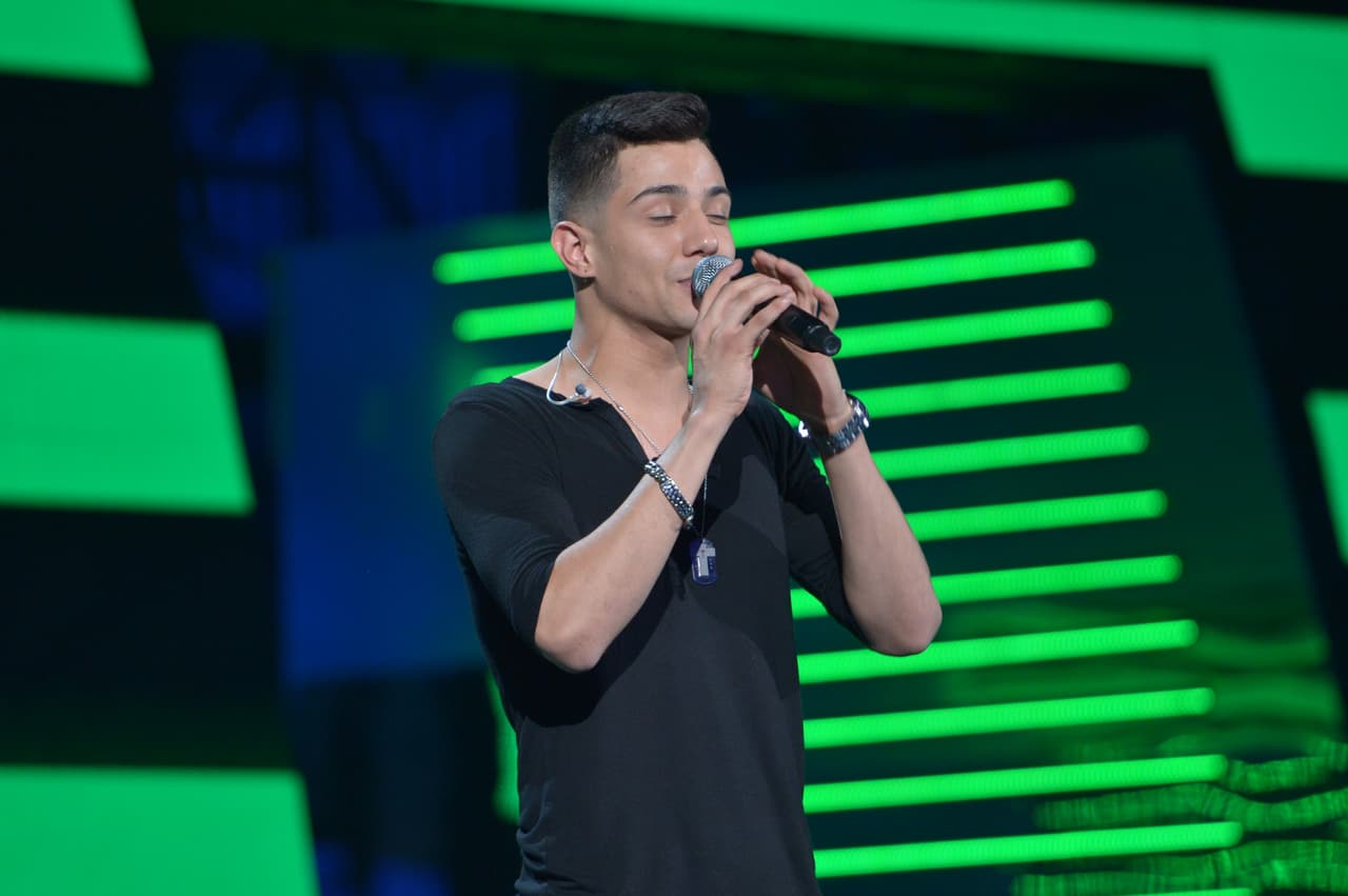 Con este joven galán se van a divertir en grande.