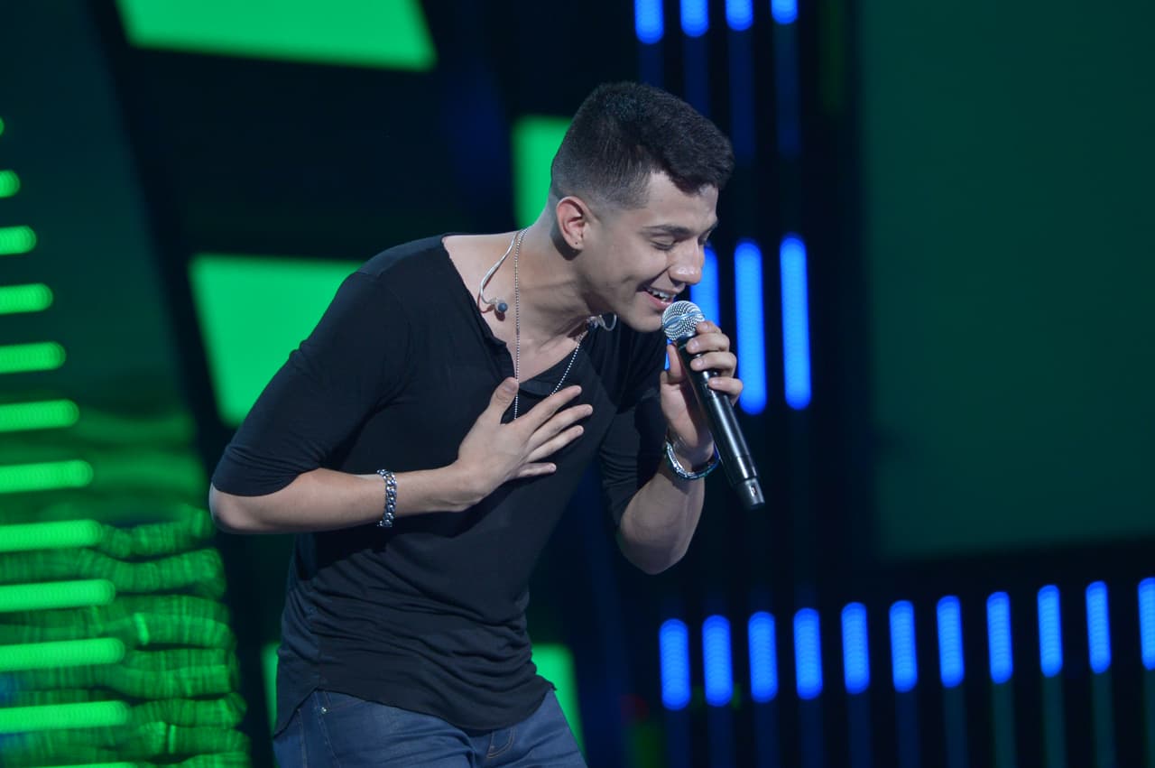 Luis Coronel llegó listo para ensayar.