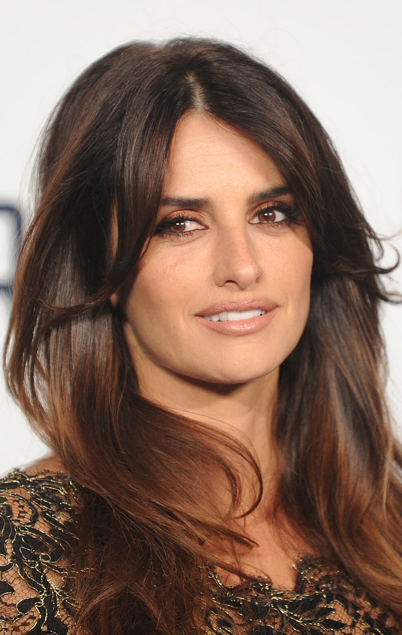 Los oscuros también son una tendencia este otoño, pero más aquellos con destellos claros. Penélope usa este castaño despampanante.