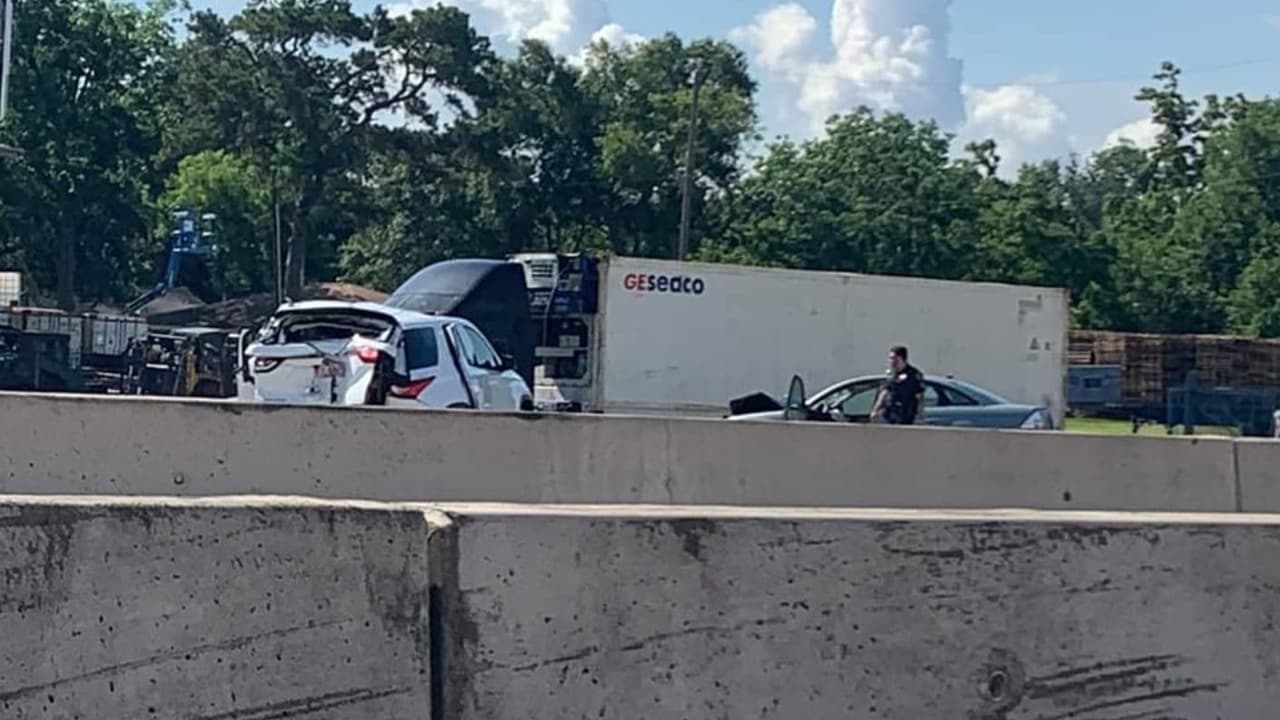 Al hacerlo, un Ford Taurus se estrelló contra su automóvil, 
<b><a href="https://twitter.com/houstonpolice/status/1400098775801077763" target="_blank">indicaron las autoridades. </a></b>