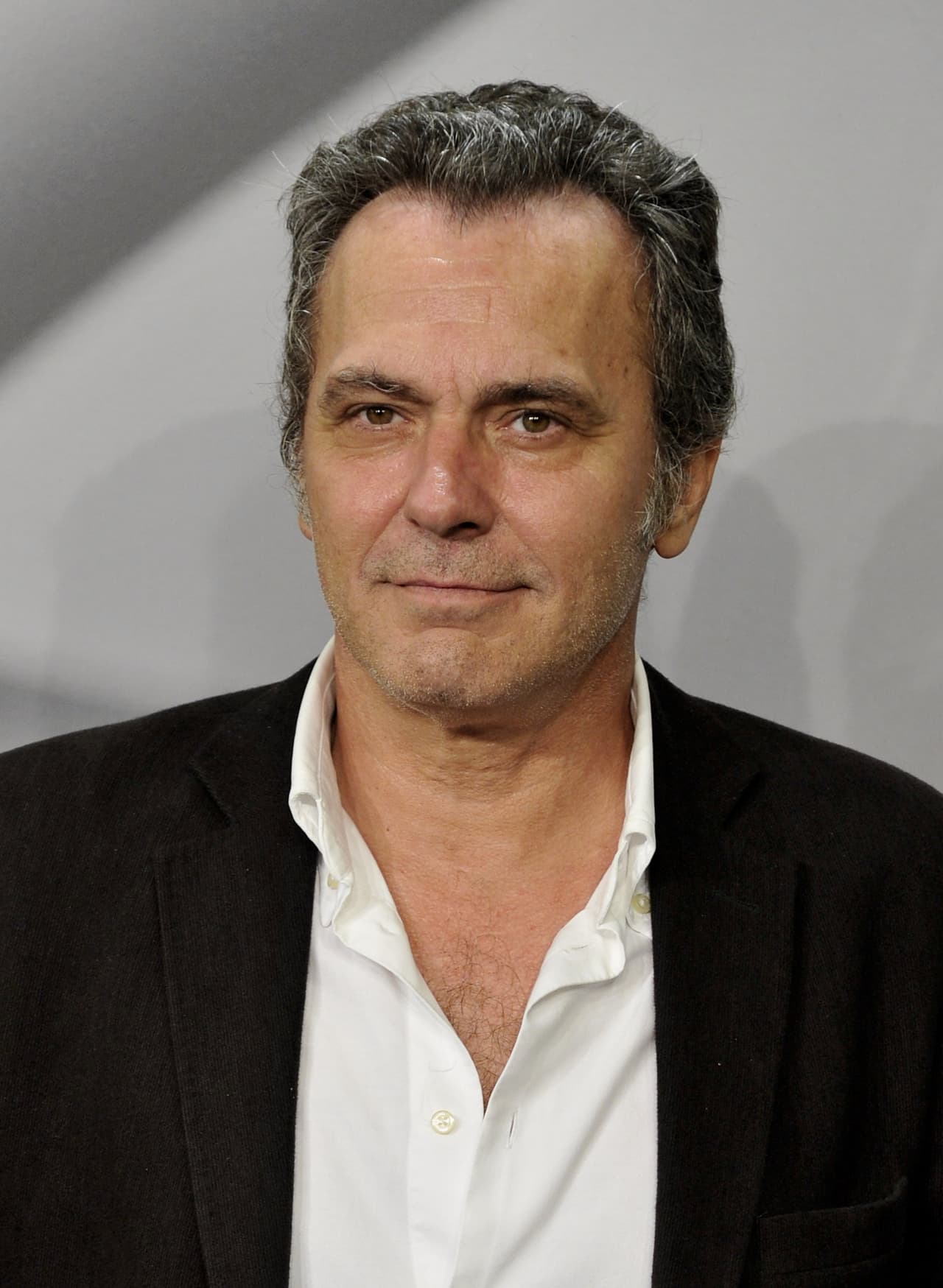 El reconocido actor español, ganador del Premio Goya, llega a la pantalla de UniMás en El Príncipe como el apuesto y veterano policía Fran ¿Dejarías que te capture?