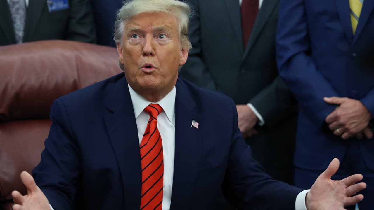 “Me mantengo al margen”, dice Trump tras renuncia de los fiscales del caso de su exasesor Roger Stone