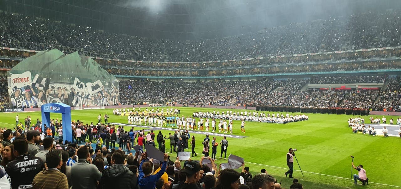 Salen los equipos a la cancha y la piel se eriza con el protocolo de la Liga MX