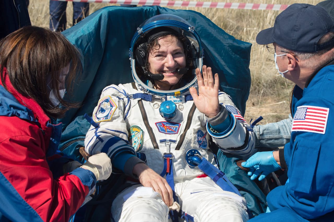 La astronauta Jessica Meir saluda al momento de ser removida de la cápsula.