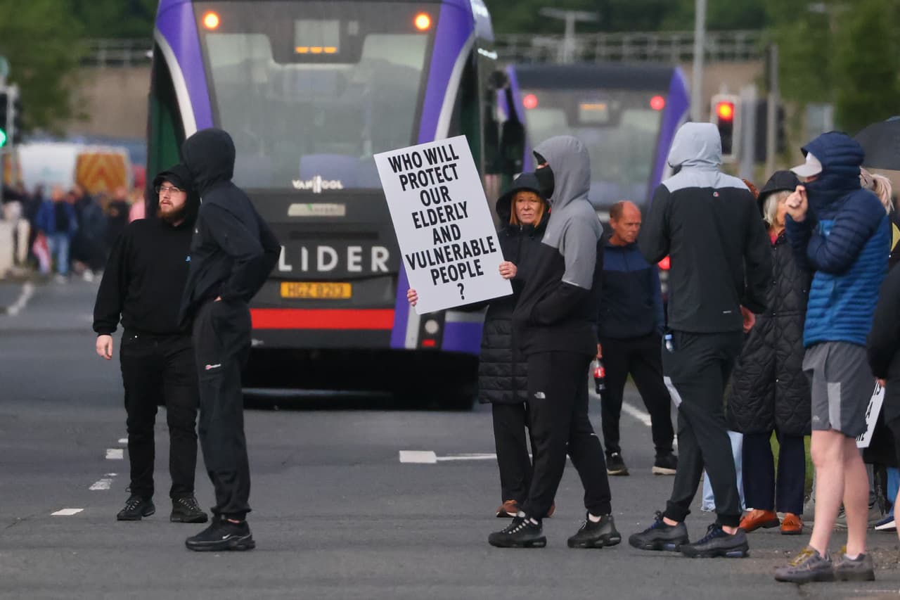 Un grupo de manifestantes se reúne en la calle tras un incidente con arma blanca en el norte de Belfast, el martes 9 de junio de 2026. (Foto AP/Peter Morrison)