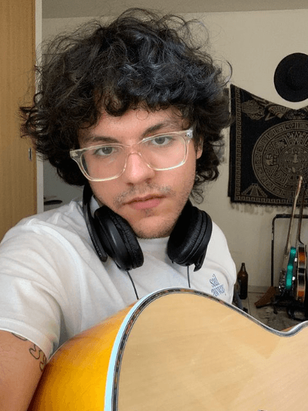 Prueba de lo anterior es que en mayo de 2022, el joven músico compartió una instantánea en la que aparece con una guitarra y audífonos. Una nota musical fue la única descripción que agregó a su posteo.