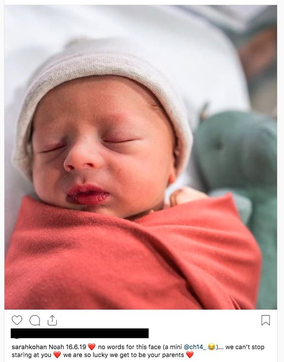 Para Sarah Kohan, no cabe duda de que el pequeño Noah es idéntico a su papá: "No hay palabras para describir esta carita (un mini Chicharito)", comentó la modelo bajo esta foto. Y, hablándole a su pequeño, añadió: "No podemos dejar de mirarte. Somos afortunados de poder ser tus padres".