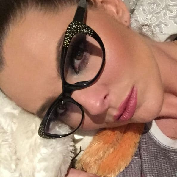 Marjorie de Sousa es otra de las famosas que usa lentes cuando está lejos de reflectores.