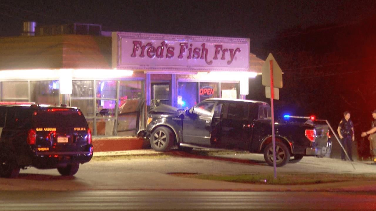 Sospechoso de manejar ebrio se estrella contra un Fred's Fish Fry al noroeste de San Antonio