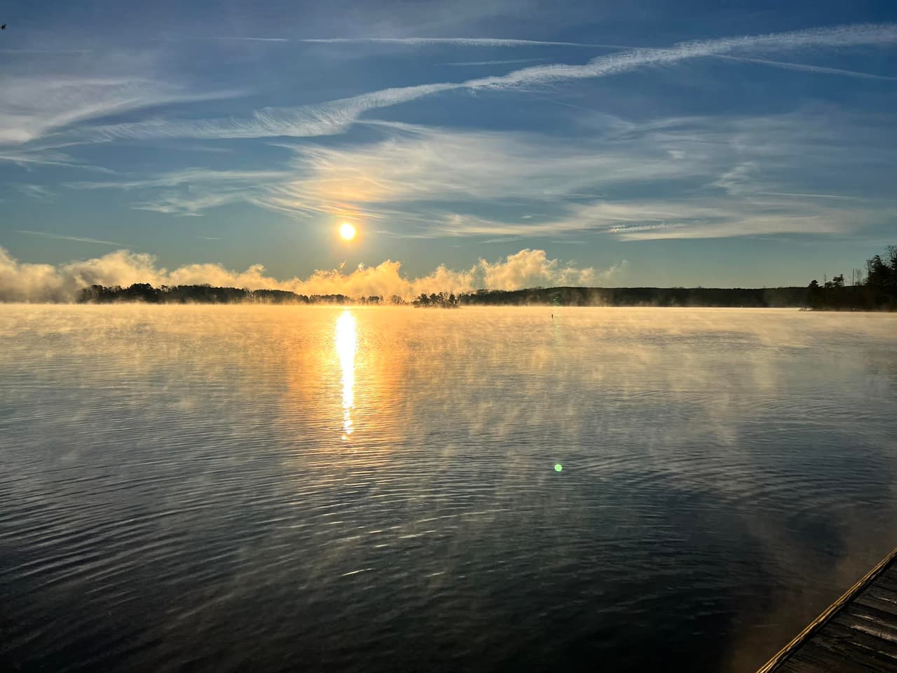 <b>Belews Lake</b>
<br>
<b>Sitio web</b>: 
<a href="https://www.forsyth.cc/Parks/belews_lake.aspx">https://www.forsyth.cc/Parks/belews_lake.aspx</a> 
<br>
<b><a href="https://goo.gl/maps/6ysLRreKKMNf4eGW7">Cómo llegar</a> </b>
<br>
<br>Cerca de Greensboro y Winston-Salem, Belews Lake tiene dos puertos deportivos para abastecerse de suministros, obtener carnada fresca para pescar y alquilar un bote por una tarde o todo el viaje. Este gran lago es popular para practicar esquí acuático y tubing.