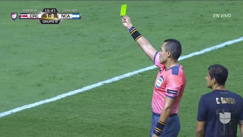 Tarjeta amarilla. El árbitro amonesta a Kendall Waston de Costa Rica