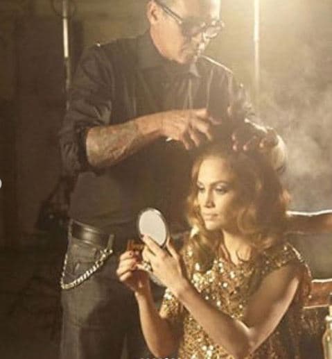 “Fue un momento mágico y agotador. Cuando yo estaba cansada me decía: '¡Tienes que levantarte, ir allá, ser hermosa y fabulosa porque ese es tu trabajo!'
<b> </b>Nos reíamos de eso porque eso sonaba como una locura. Luego volvíamos a lo nuestro y nos poníamos a trabajar [...]", recordó JLo.