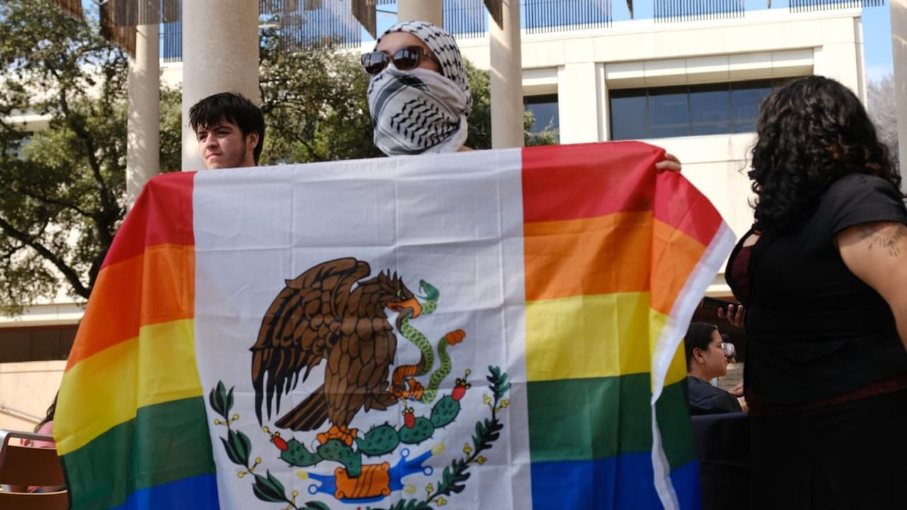 Además convirtieron la bandera de México con un patrón de la bandera por los derechos LGBT.