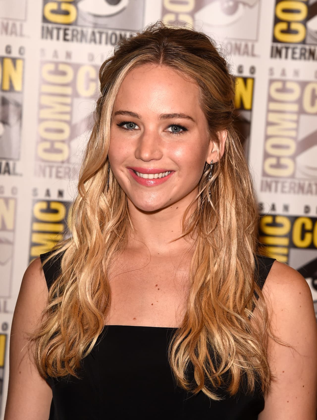 Rostro redondo. Si es tu caso, Gabriel aconseja optar por un peinado recogido, con un batido que proporcione volumen hacia arriba, para estilizar.