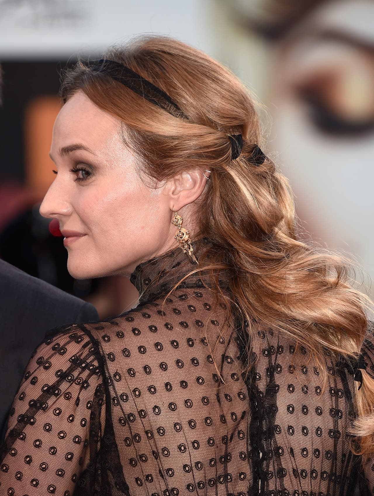 Lo ideal es usarlo con mechas sueltas, con efecto ondulado a ambos lados, para aligerar el formato del rostro y darle un resultado más ovalado.