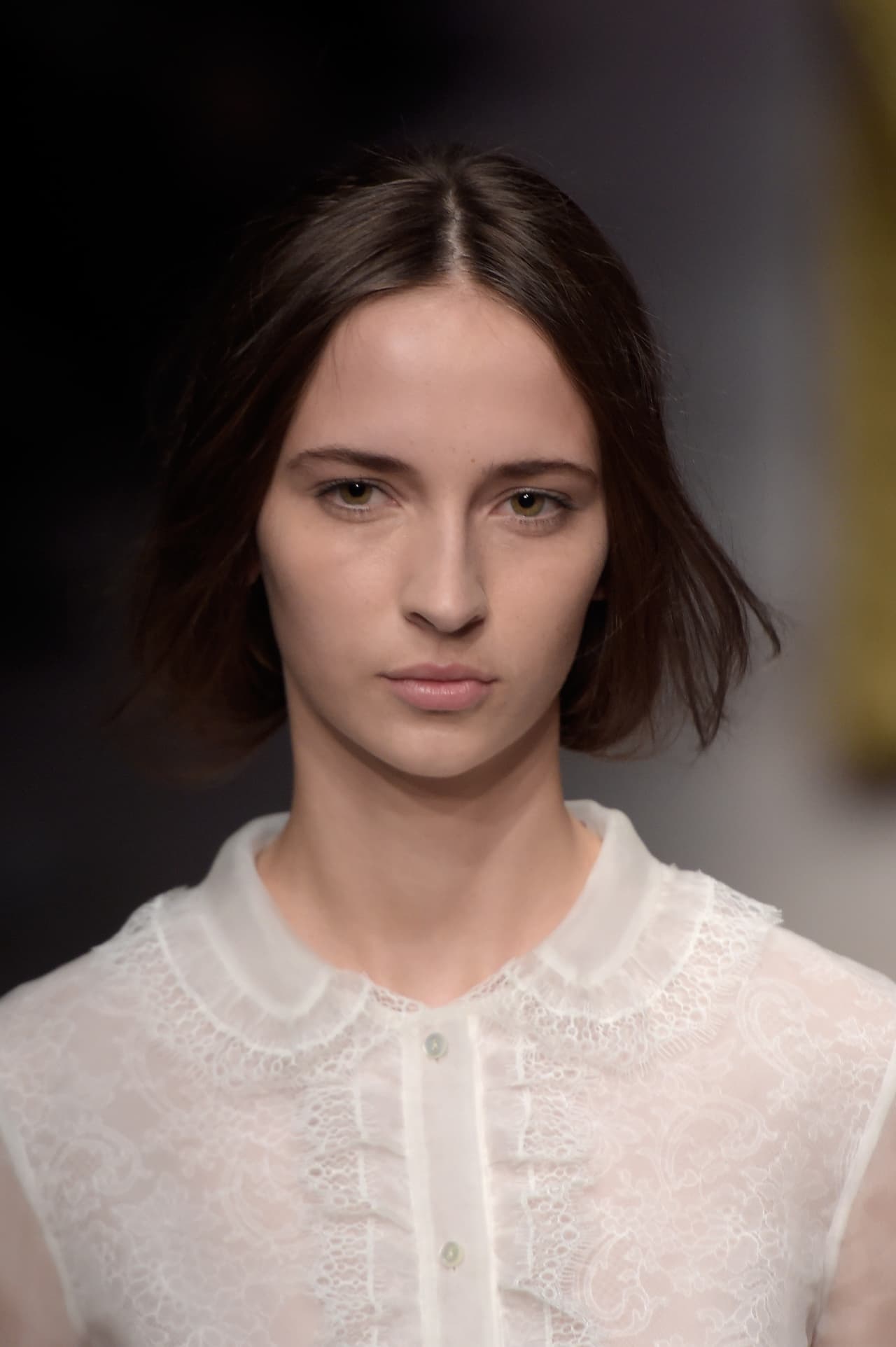 De esta forma, lograrán un 'look' más natural y desenfadado, que es ideal para los rostros estructurados como estos.