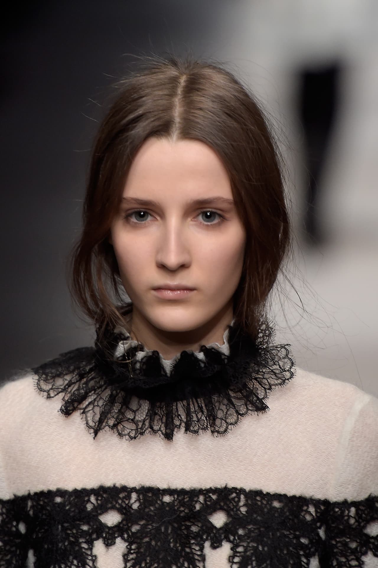 Rostro rectangular. A las chicas con este tipo de facciones les irán bien los recogidos con volumen en la parte superior de la cabeza o a los lados del rostro, con mechas sueltas.