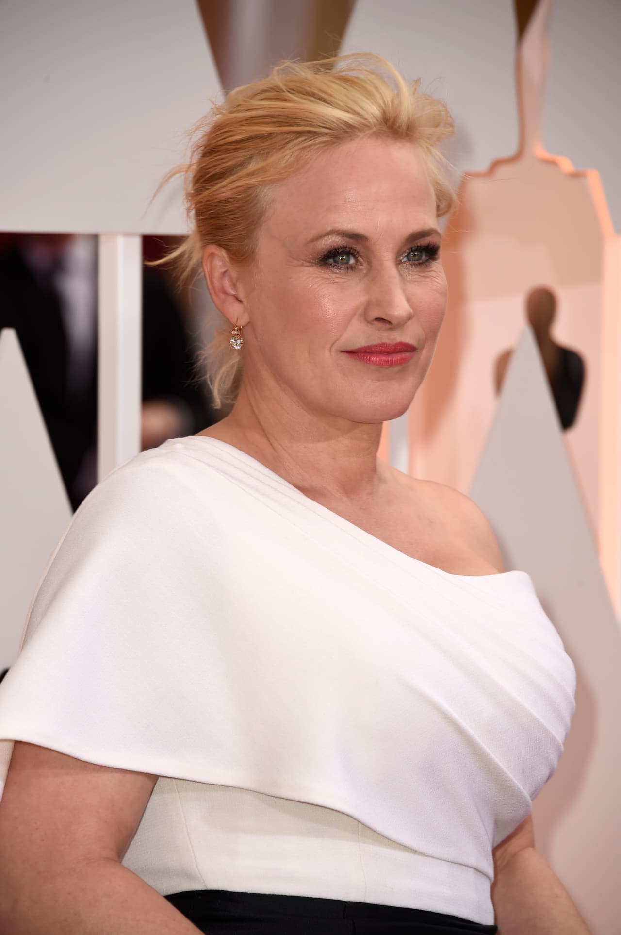 Pieza clave: el fijador. Puede que lo asocies con peinados armados que necesitan ayuda para mantenerse intactos durante toda la noche, pero lo cierto es que el 'hairspray' es imprescindible para recrear los peinados despeinados.