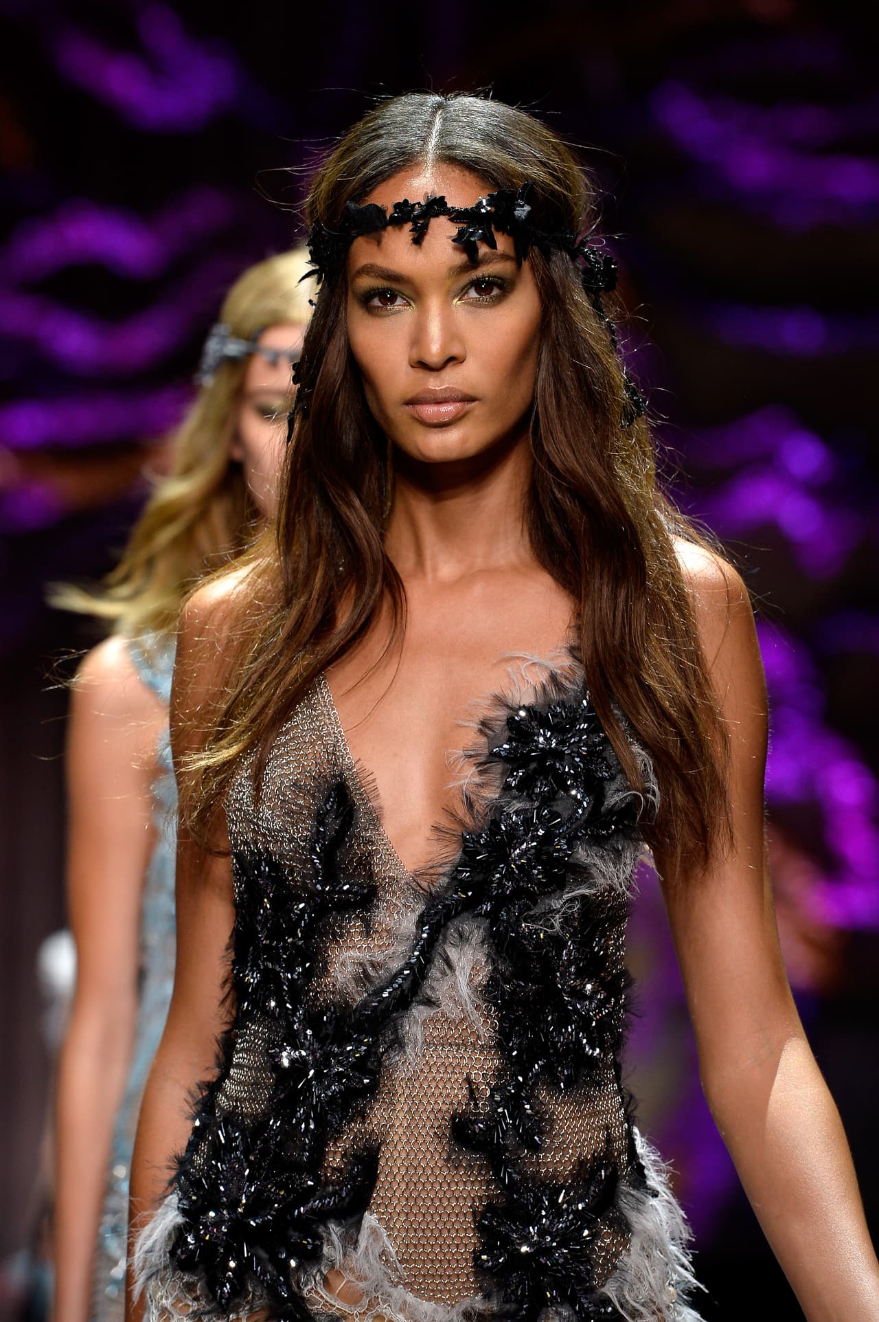 Descubre los secretos detrás de los peinados despeinados que son un must esta temporada.