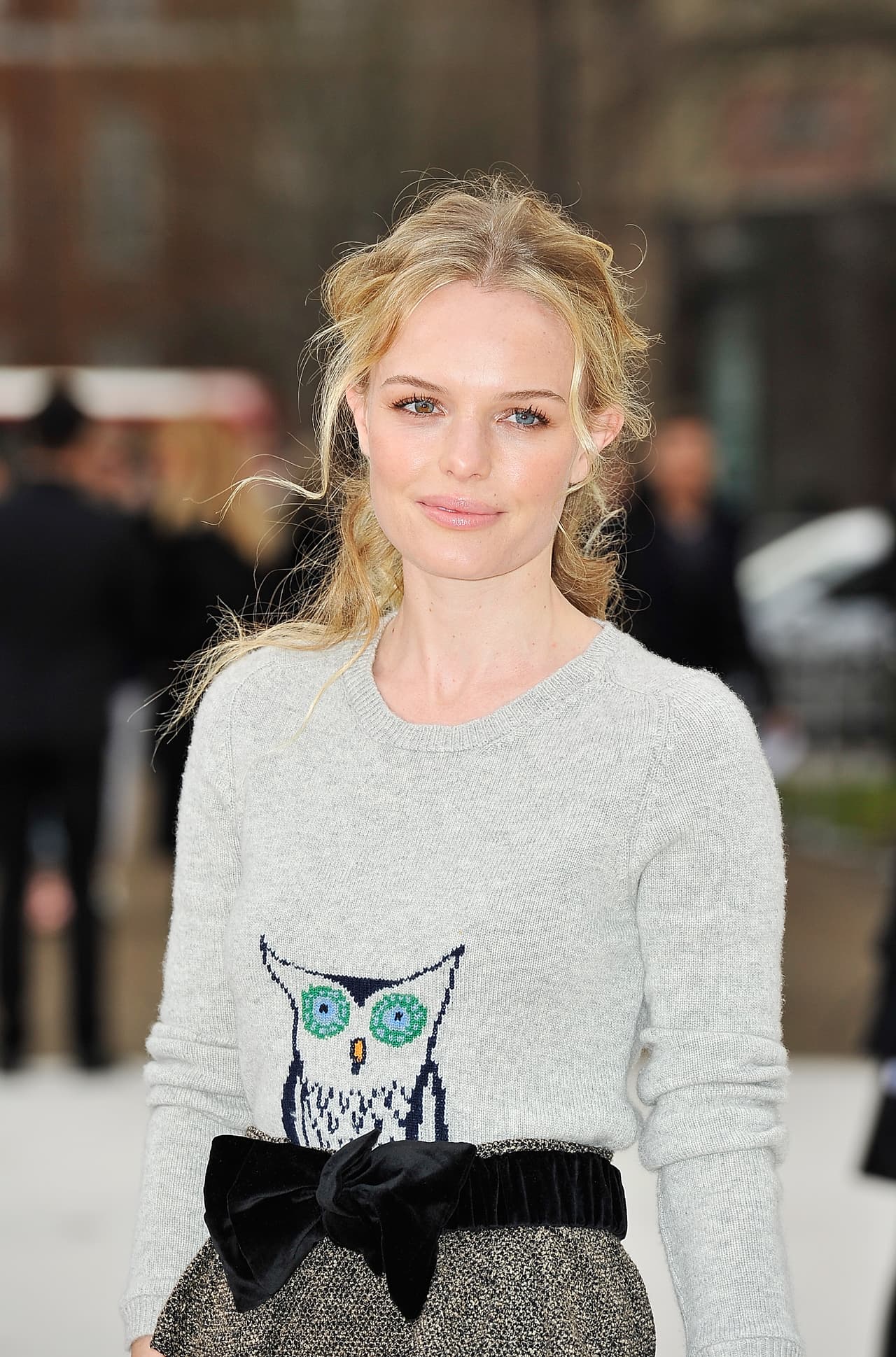 Samra nos explica que puedes usarlo para un 'after office' con una coleta con mechones a los costados, para una gala de beneficencia con un semirecogido 'untidy' o para una 'red carpet' con un 'bun' no tan tirante.