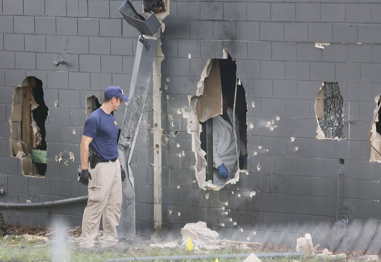 <b>2016.</b> 
<b>Club Pulse en</b> 
<b>Orlando, Florida.</b> Omar Mateen, un estadounidense hijo de afganos, entró disparando de madrugada al Club Pulse, un concurrido bar gay de la ciudad. El ataque, 
<a href="https://www.univision.com/noticias/masacre-en-orlando/masacre-en-club-gay-de-orlando-deja-50-muertos-y-decenas-de-heridos">hecho a nombre del grupo Estado Islámico según el propio autor</a>, dejó 49 muertos. Las fuerzas especiales de la policía irrumpieron en el bar para rescatar a los rehenes y someter al agresor, quien murió en el enfrentamiento. En la fotografía los agujeros por donde la policía entró al club para enfrentar al tirador. 12 de junio de 2016.