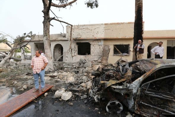 Funcionarios mencionaron al respecto que un coche cargado de explosivos detonó esta mañana afuera del edificio de la embajada.