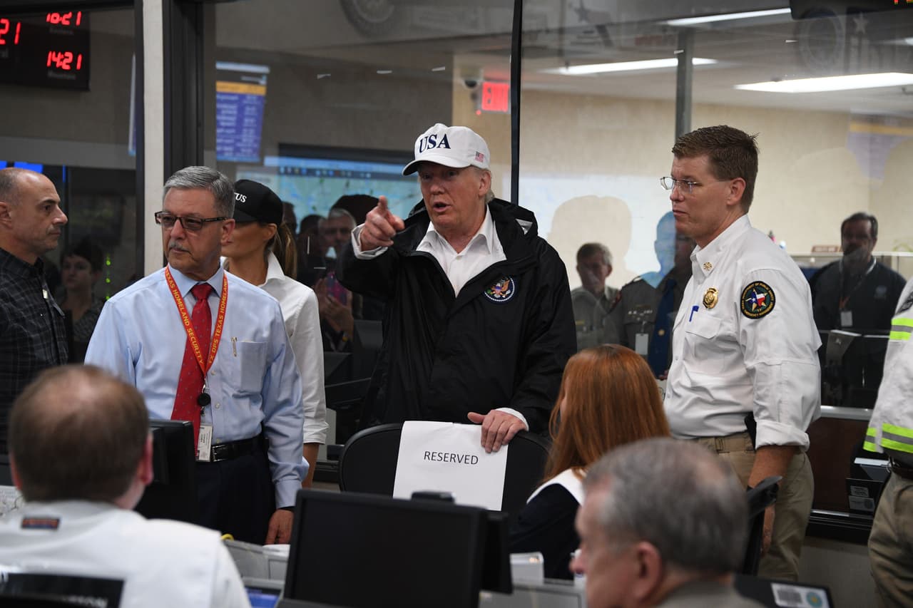Según la Casa Blanca, el objetivo de la visita presidencial era informarse sobre la coordinación entre las diferentes agencias federales.