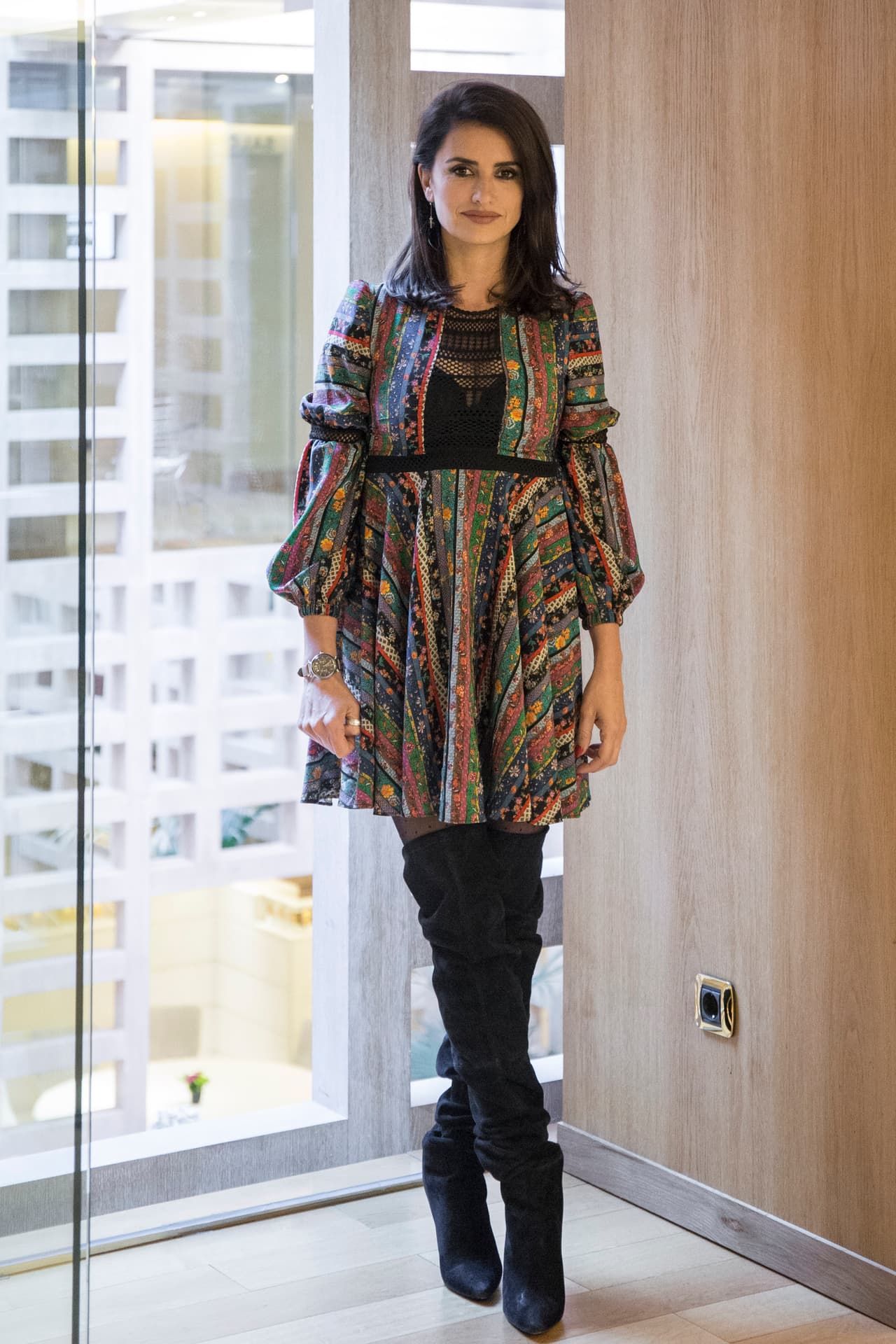 Penélope Cruz con unas boltas altísimas, muy fashion en la presentación de su cinta 'La reina de España'.