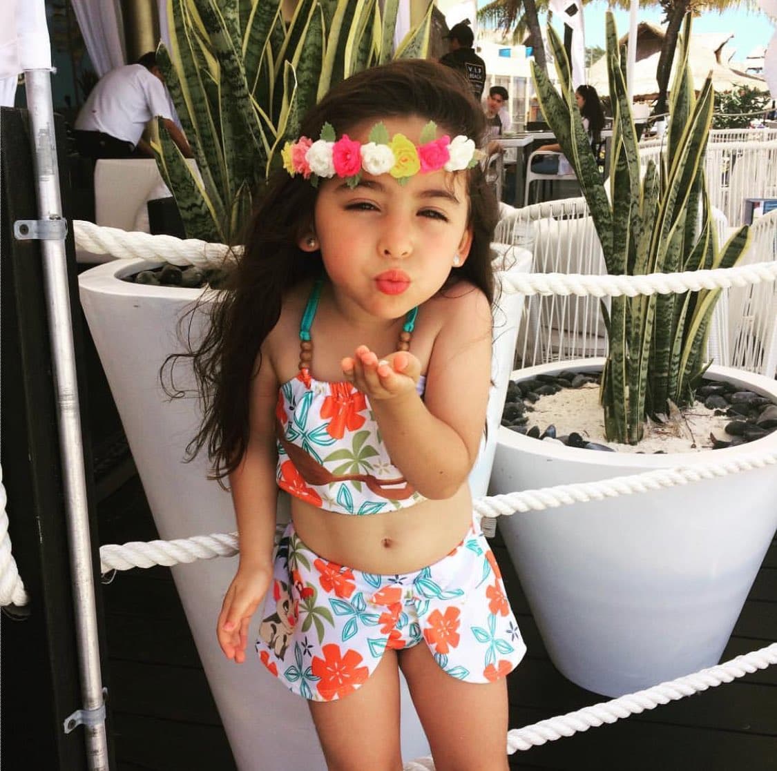 En la vida real
<b>Lara</b> es una niña muy coqueta, le encanta vestirse al último grito de la moda y es fanática de las redes sociales, es por eso que tiene cuentas en Twitter e Instagram, por estos medios se mantiene en contacto con sus fieles seguidores.