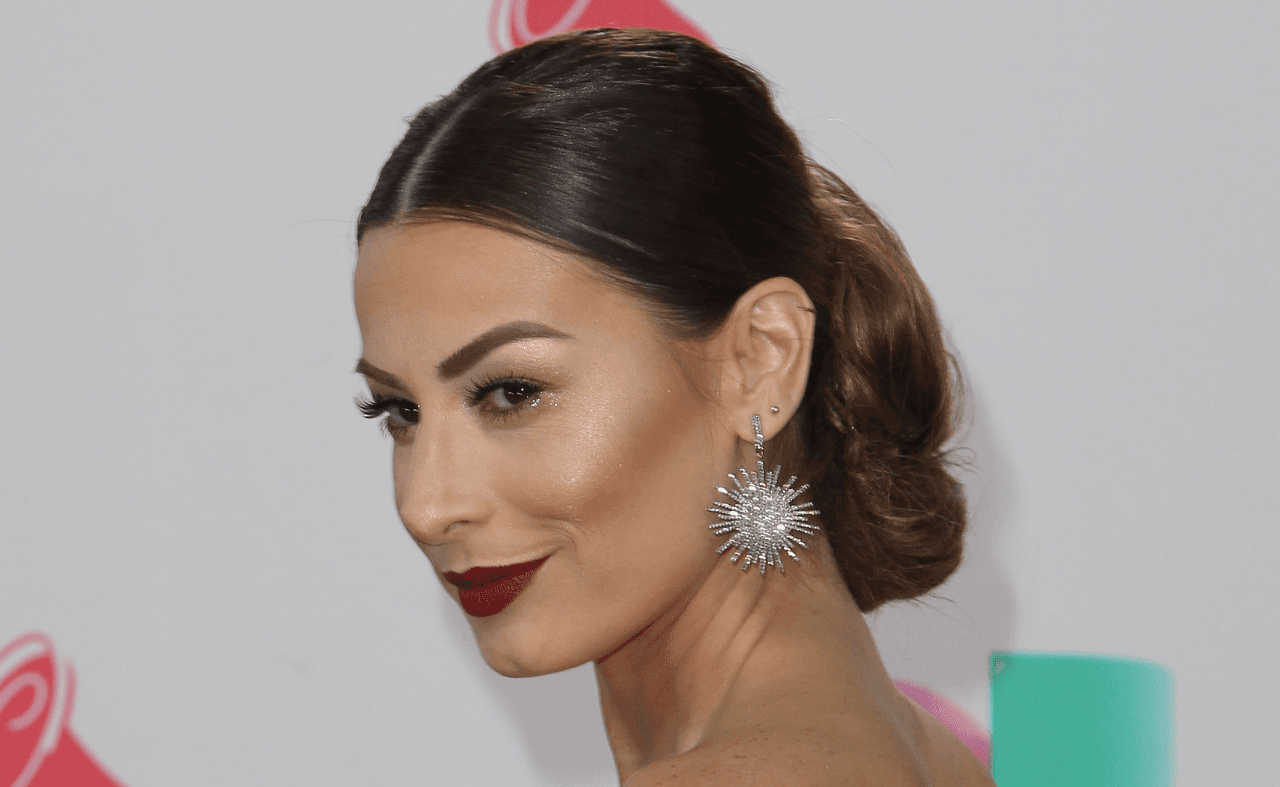 Nastassja Bolivar con maquillaje clásico de labios rojo oscuro y moño bajo. Este look no fue el predominante de la noche, ya que la mayoría de las invitadas eligieron resaltar los ojos y llevar los labios en nude.