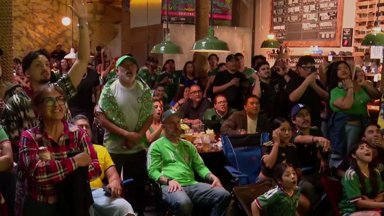 Aficionados reaccionan al Ecuador vs México en el centro de Los Ángeles