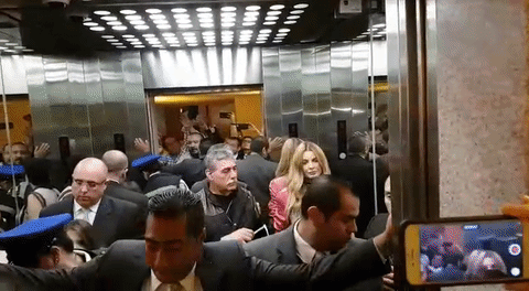 Los gestos de su cara antes de que las puertas del ascensor se cierren dan para pensar que tiene el llanto en la boca de la garganta. Su mirada a las cámaras agolpadas en el ascensor parece gritar "¿en qué momento llegamos a esto?".