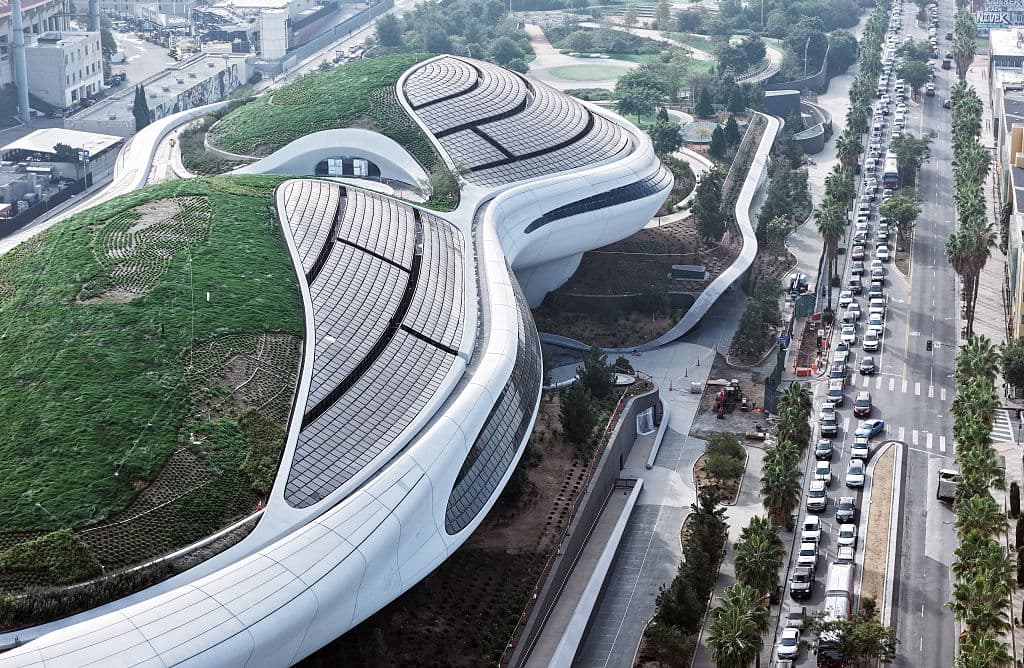 Para el 11 de noviembre, como muestra la foto aérea,
<b>miles de conductores se formaron durante más de tres horas </b>para formar parte de un evento de distribución de alimentos en Exposition Park, cerca del
<b><a href="https://www.univision.com/local/los-angeles-kmex/george-lucas-pone-la-primera-piedra-de-lo-que-sera-su-museo-de-artes-narrativas" target="_blank">Museo Lucas de Arte Narrativo</a>, que abrirá sus puertas el 22 de septiembre de 2026</b>.