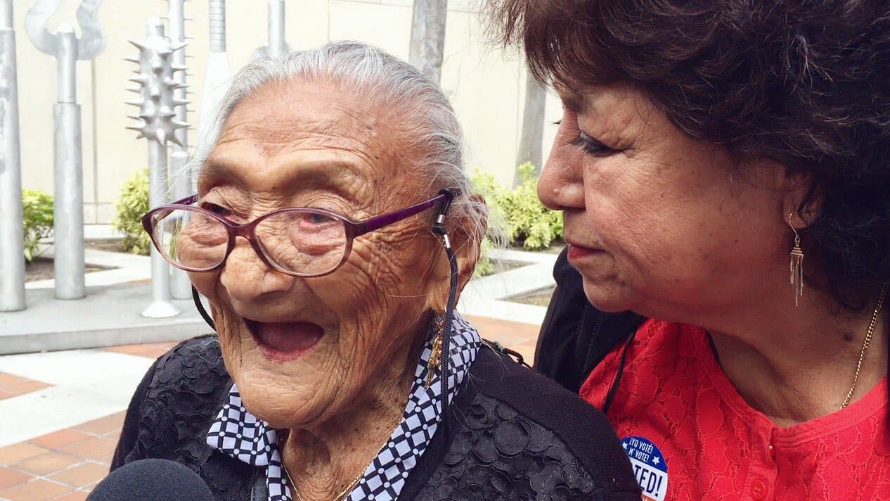 Hernández con su hija María Rosario Corrales, quien la llevó a votar.