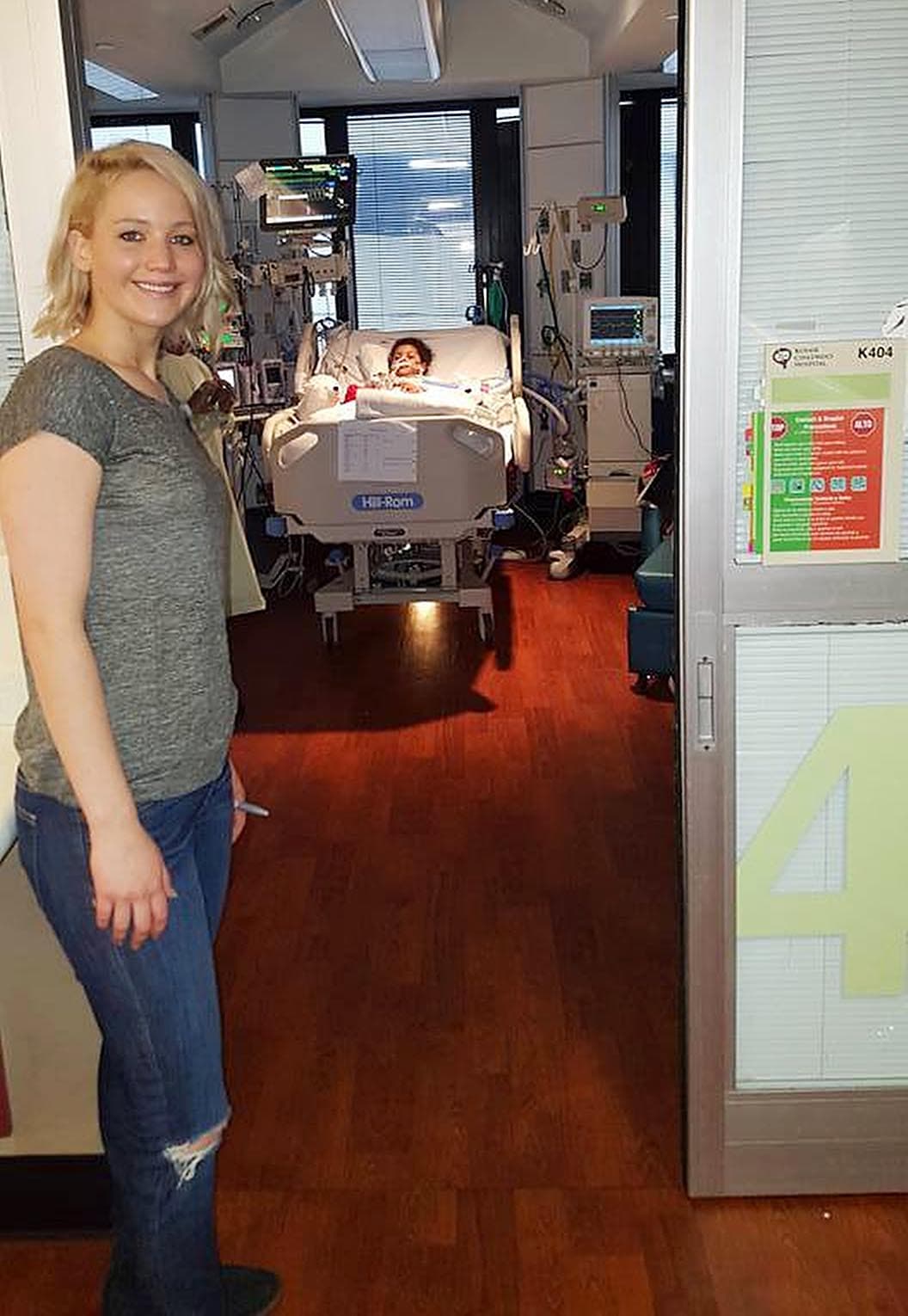 La mamá de esta nena, Bria, sacó esta foto después de que Jen platicara con su hija, "enviándole muy buena vibra".