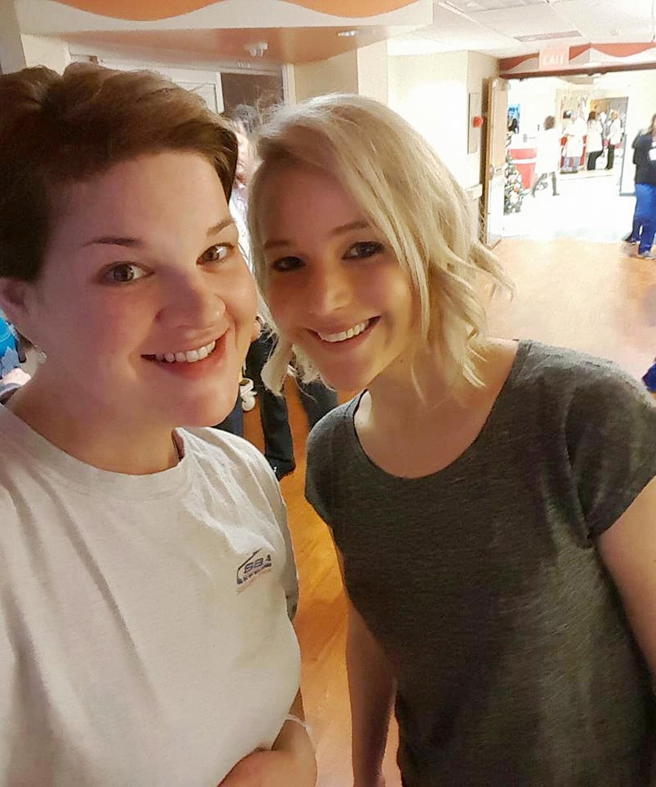 La ganadora del Oscar visitó el Kosair Children's Hospital en su natal Kentucky.