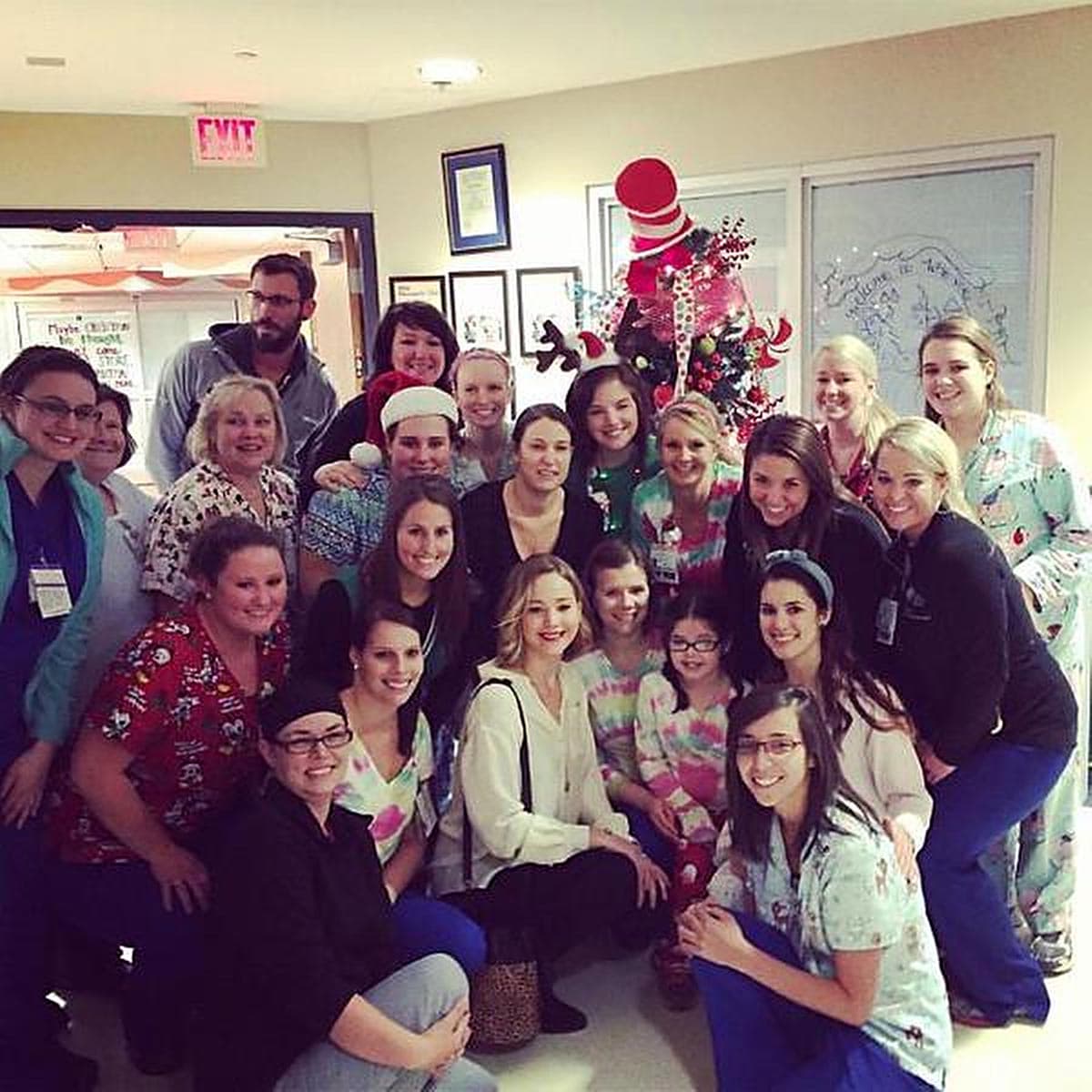 Jennifer se tomó fotos con varios chicos enfermos, sus familiares y personal del hospital.