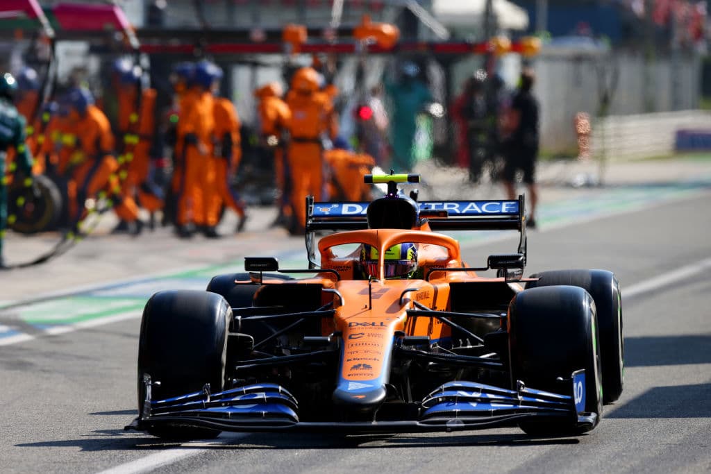 Daniel Ricciardo se lleva el Gran Premio de Italia y, en segundo lugar llegó su compañero Lando Norris, dandole a McLaren el uno dos en el podio. Max Verstappen y Lewis Hamilton tuvieron un incidente al inicio de la carrera, dejándolos fuera, mientras que Sergio Pérez llegó en tercer lugar pero tras una penalización, cayó a la quinta posición.
