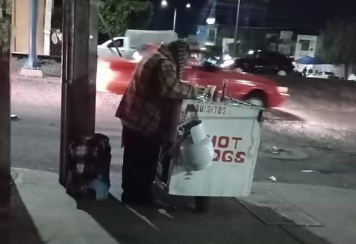 Una fotografía en Facebook ayudó a un abuelito a vender todos los 'perros calientes' de su carrito de comida