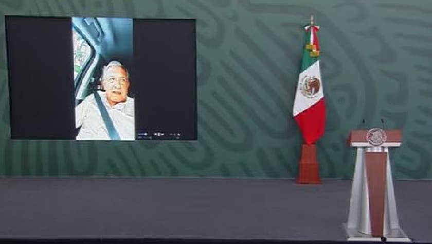 Andrés Manuel López Obrador, presidente de México, tuvo que realizar una videollamada ante el bloqueo de trabajadores de gobierno que le impidieron el paso en Chiapas el viernes 27 de agosto para realizar su "mañanera".