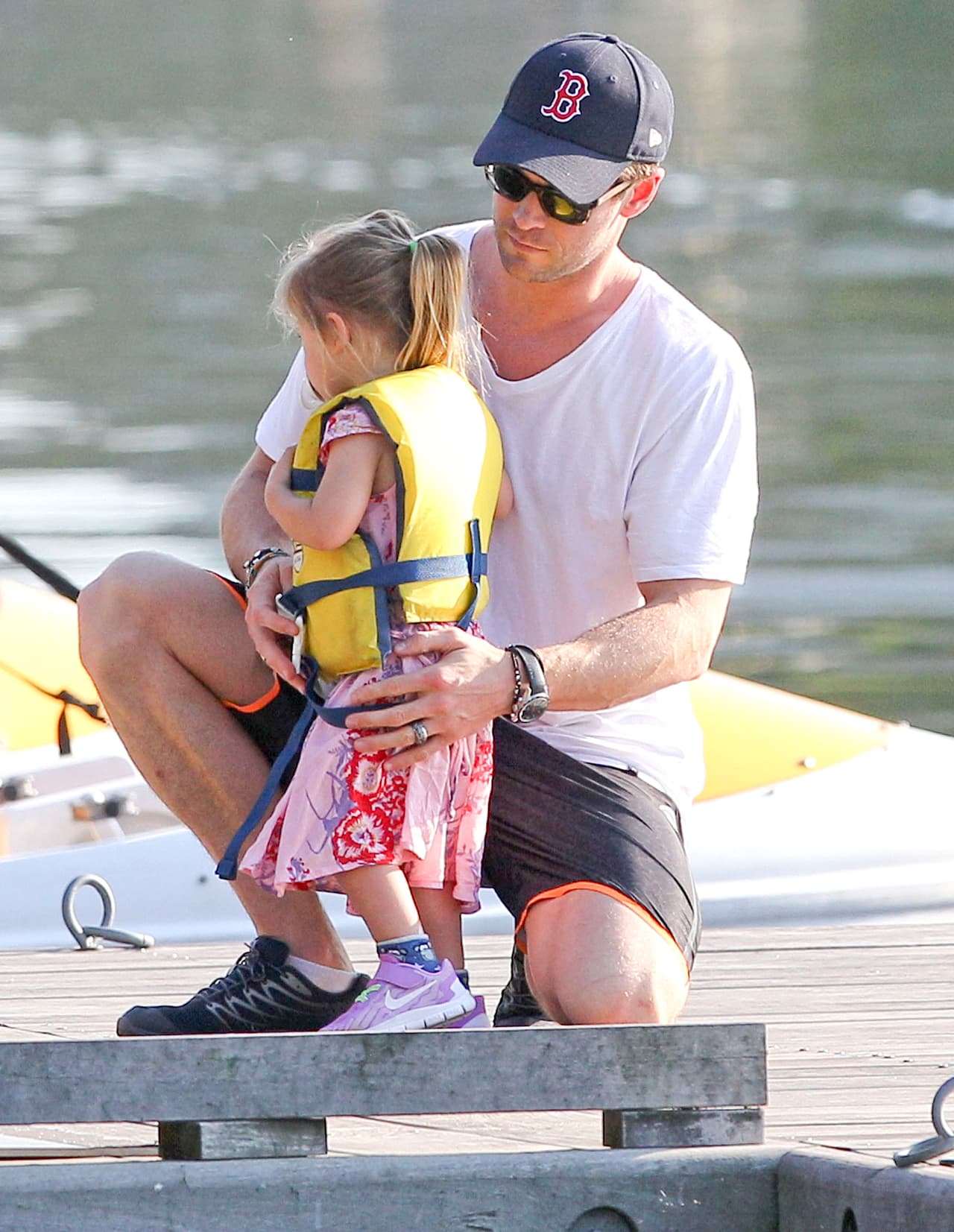 Chris se aseguró que tuviera bien puesto su salvavidas.