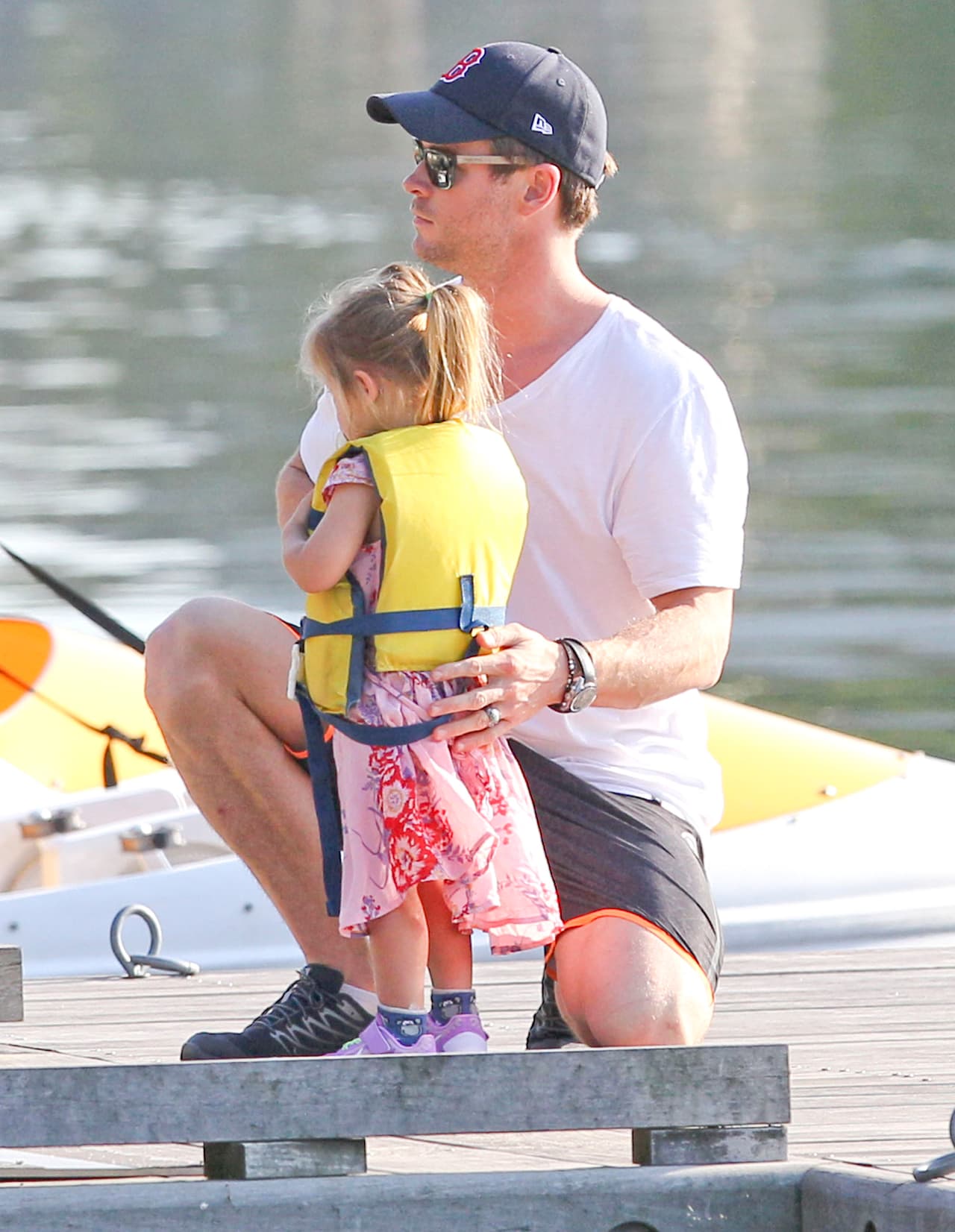 En un descanso, llevaron a su pequeña India a un laguito.