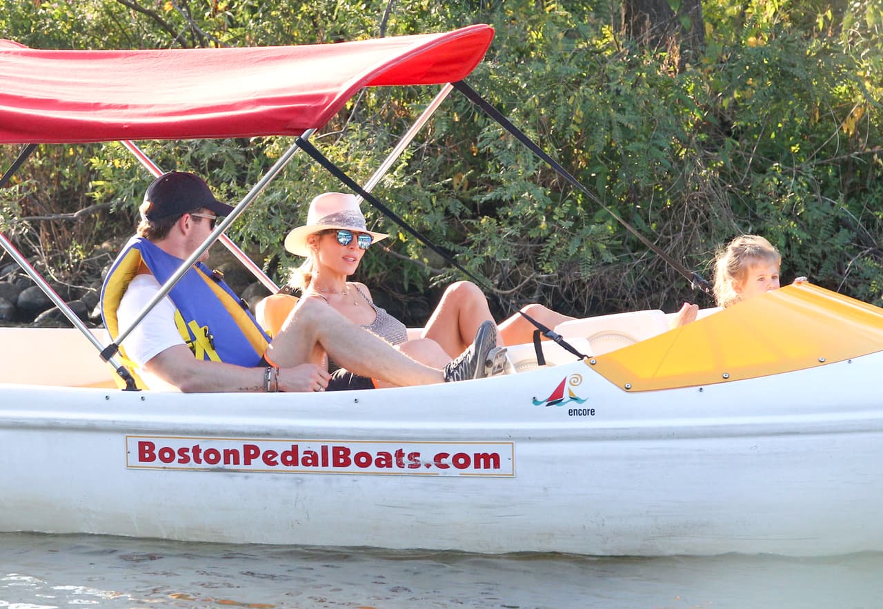 La pequeña parecía disfrutar el paseo en bote.