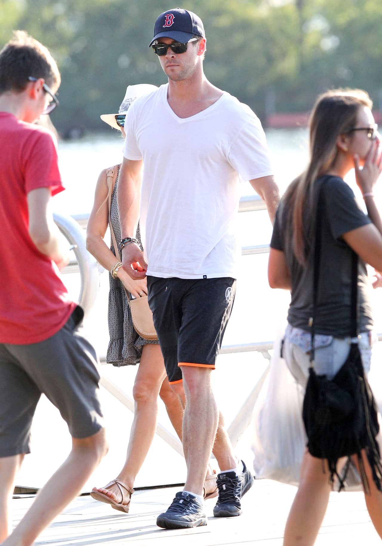 Chris iba muy cómodo, en shorts y playera.