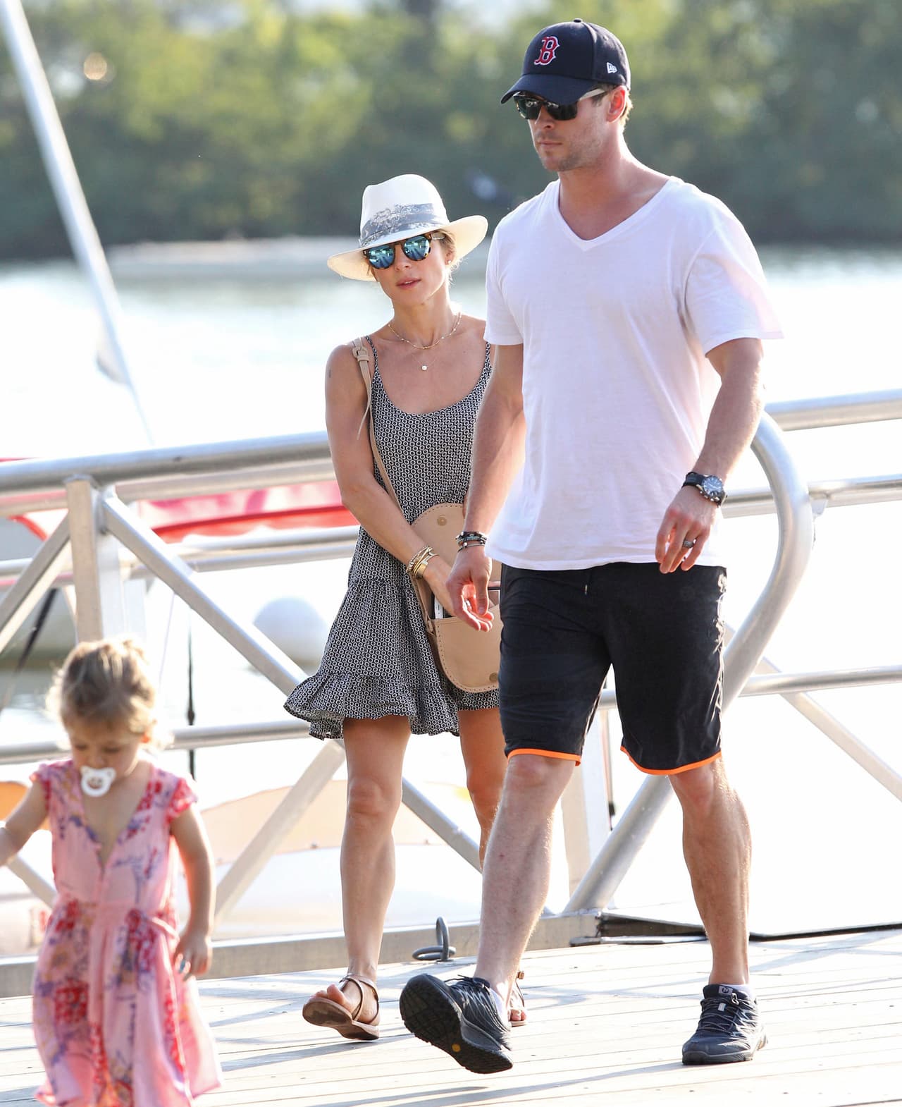 Los famosos se pusieron a pedalear en un pequeño bote en Boston, junto a su pequeña India.