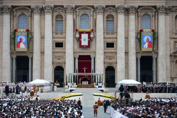 Al altar donde el Papa Francisco presidió la ceremonia de canonización de los papas Juan XXIII y Juan Pablo II.
