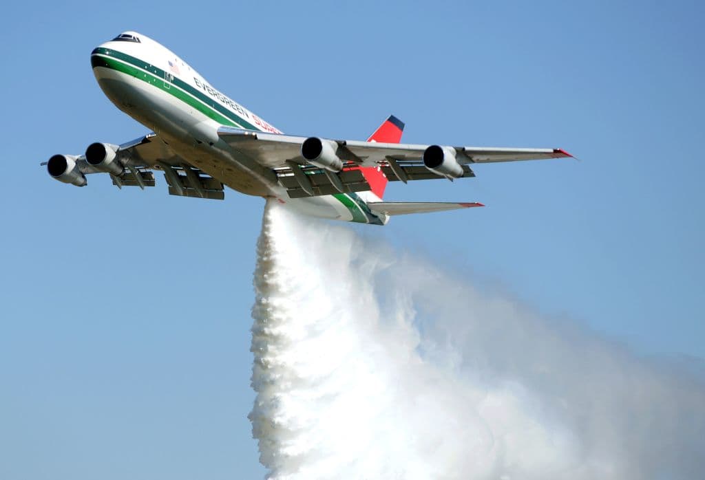 La versatilidad de usos del 747 incluye ser un 'avión-bombero' usado en el combate de incendios forestales.