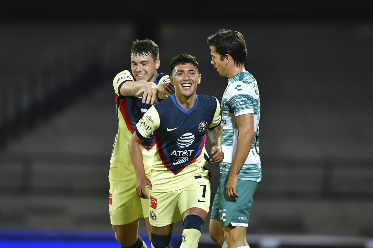 Santos trata de meterse en el partido pero el control del América ya es muy claro.
