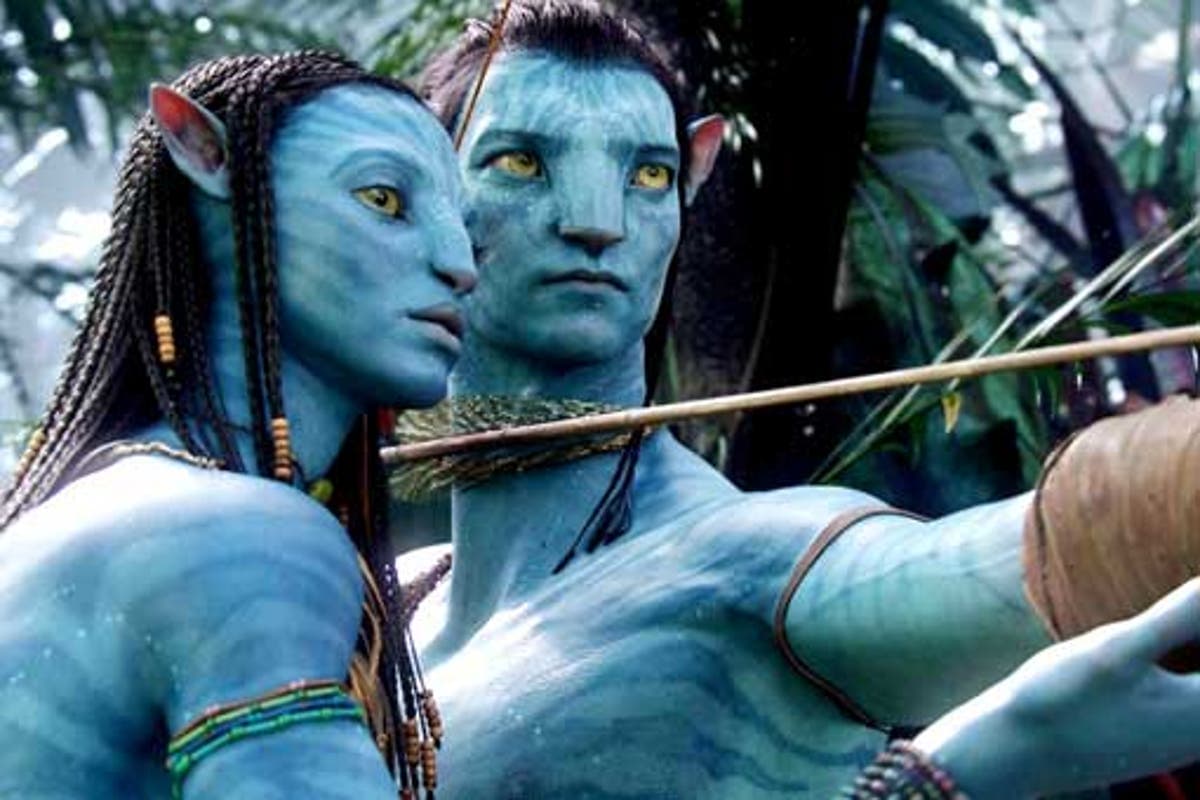 Para contrarrestar la toxicidad de la atmósfera de Pandora, se ha creado el programa Avatar, gracias al cual los seres humanos mantienen sus conciencias unidas a un avatar: un cuerpo biológico controlado de forma remota que puede sobrevivir en el aire letal. Esos cuerpos han sido creados con ADN humano, mezclado con ADN de los nativos de Pandora, los Na'vi. Convertido en avatar, Jake puede caminar otra vez. Su misión consiste en infiltrarse entre los Na'vi, que se han convertido en el mayor obstáculo para la extracción del mineral.
<br>